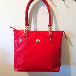 TOMMY HILFIGER
Glossy Quilted Shoulder Bag